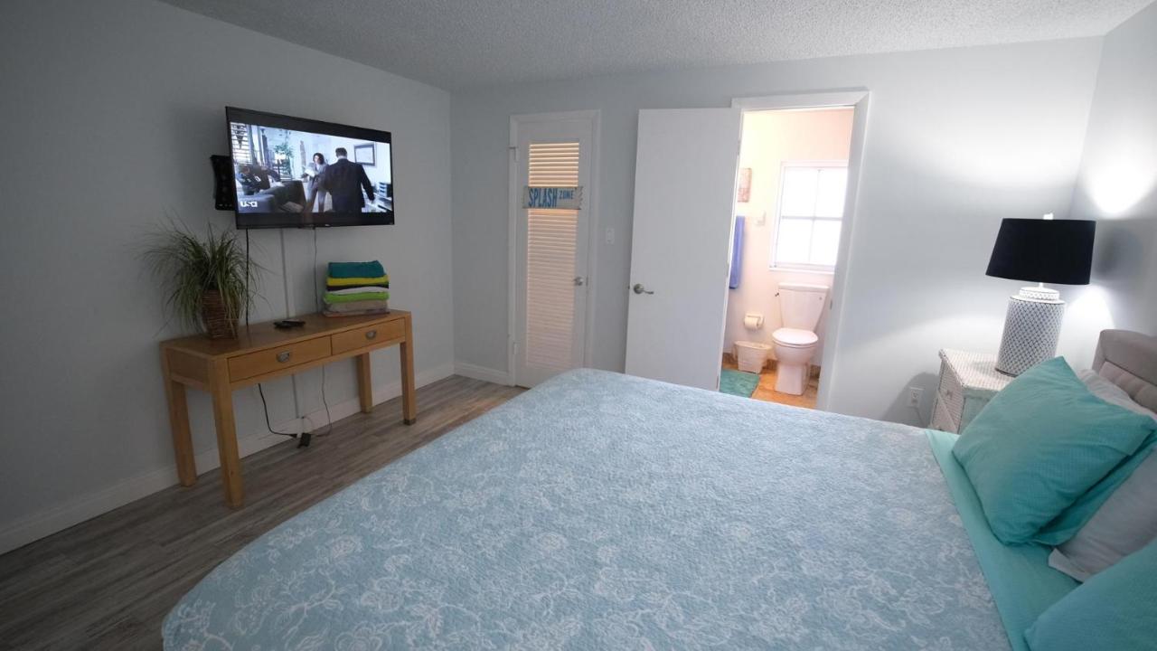 Cottage 7 - 2nd Floor Two-Bedroom with Private Ground Level Tiki