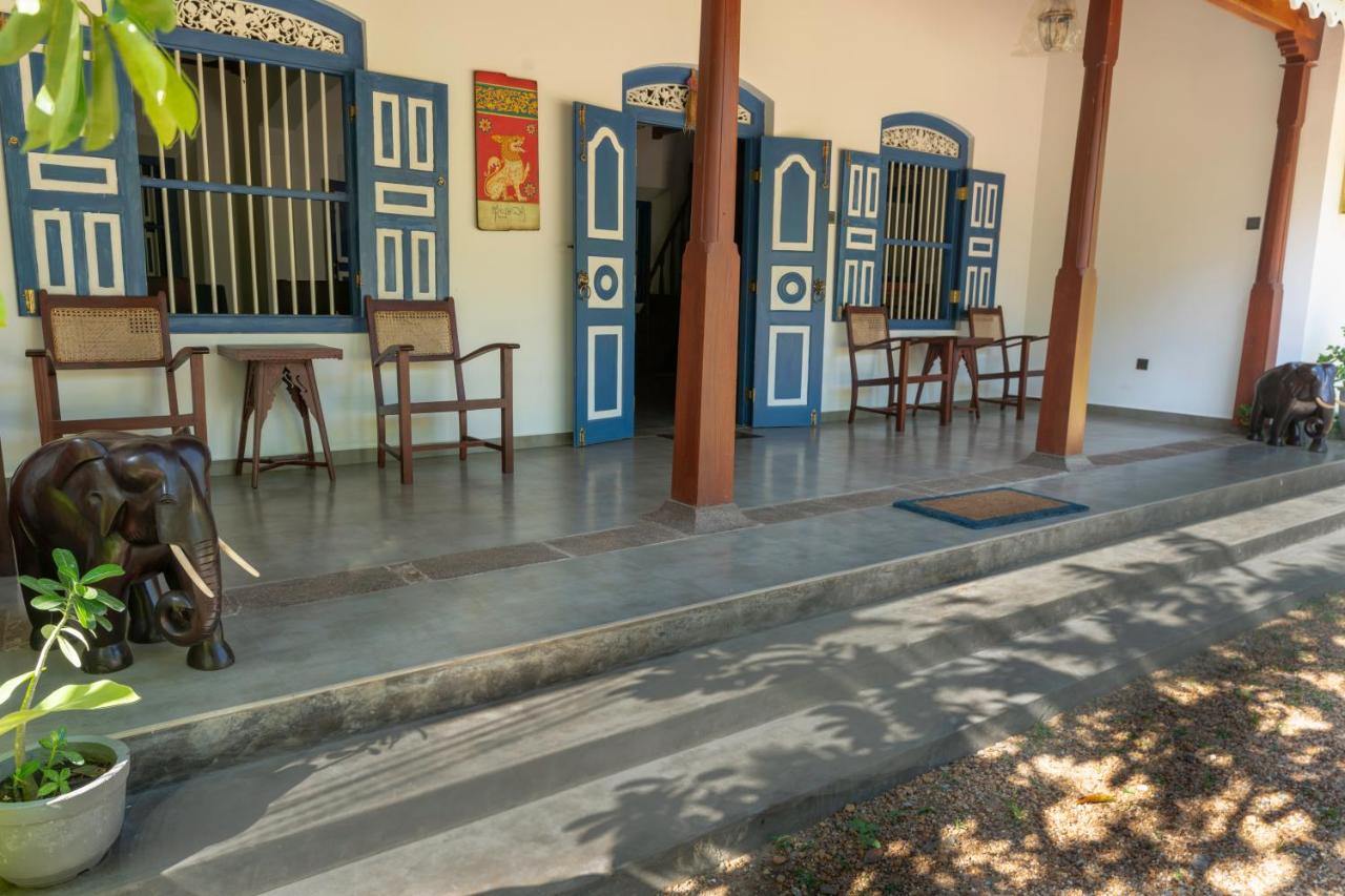 Beautiful 5 Bed Colonial Villa, Pool, Lush Garden and Cook - B&B Mihiripenna