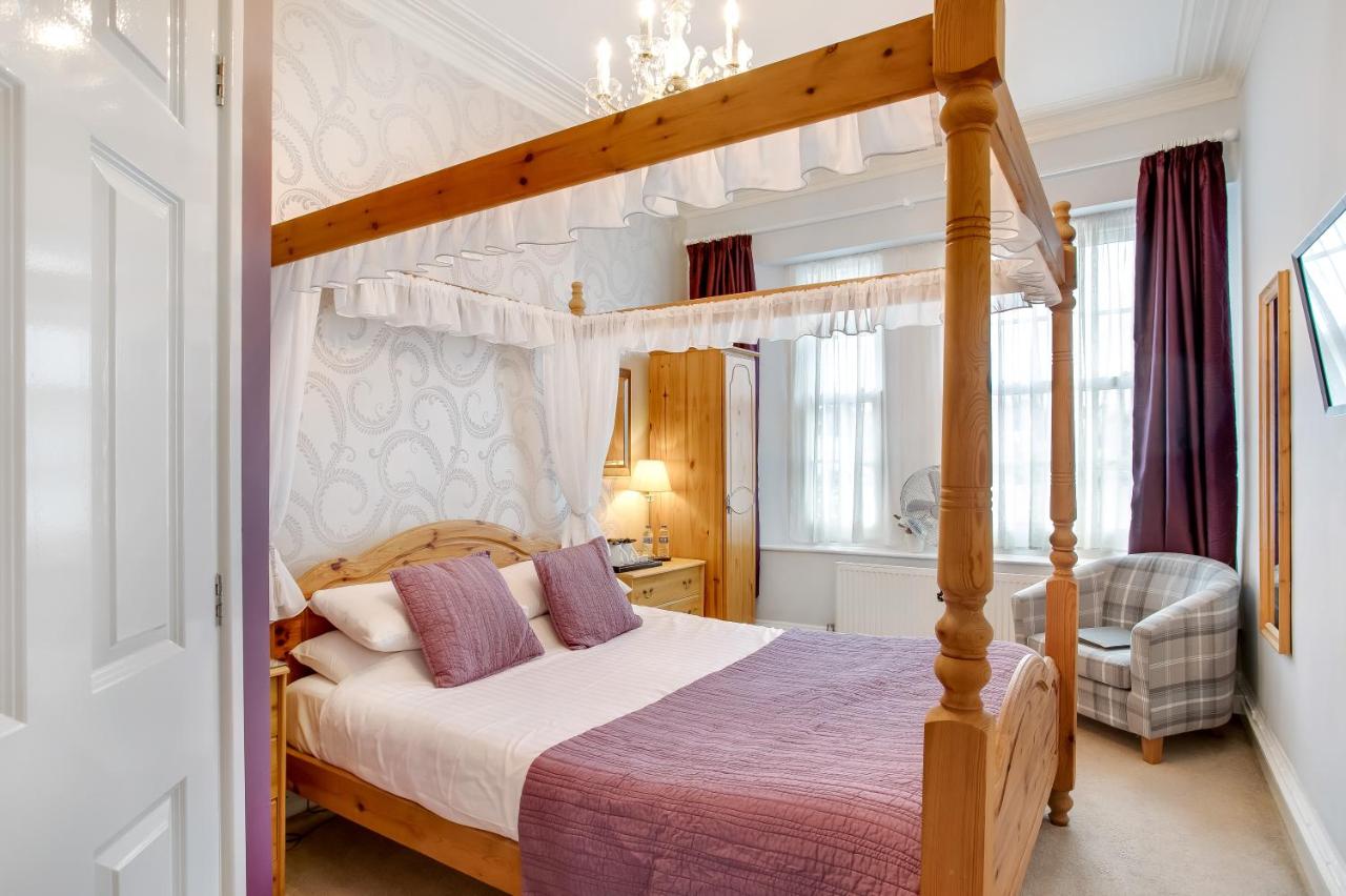 Room with Four-Poster Bed