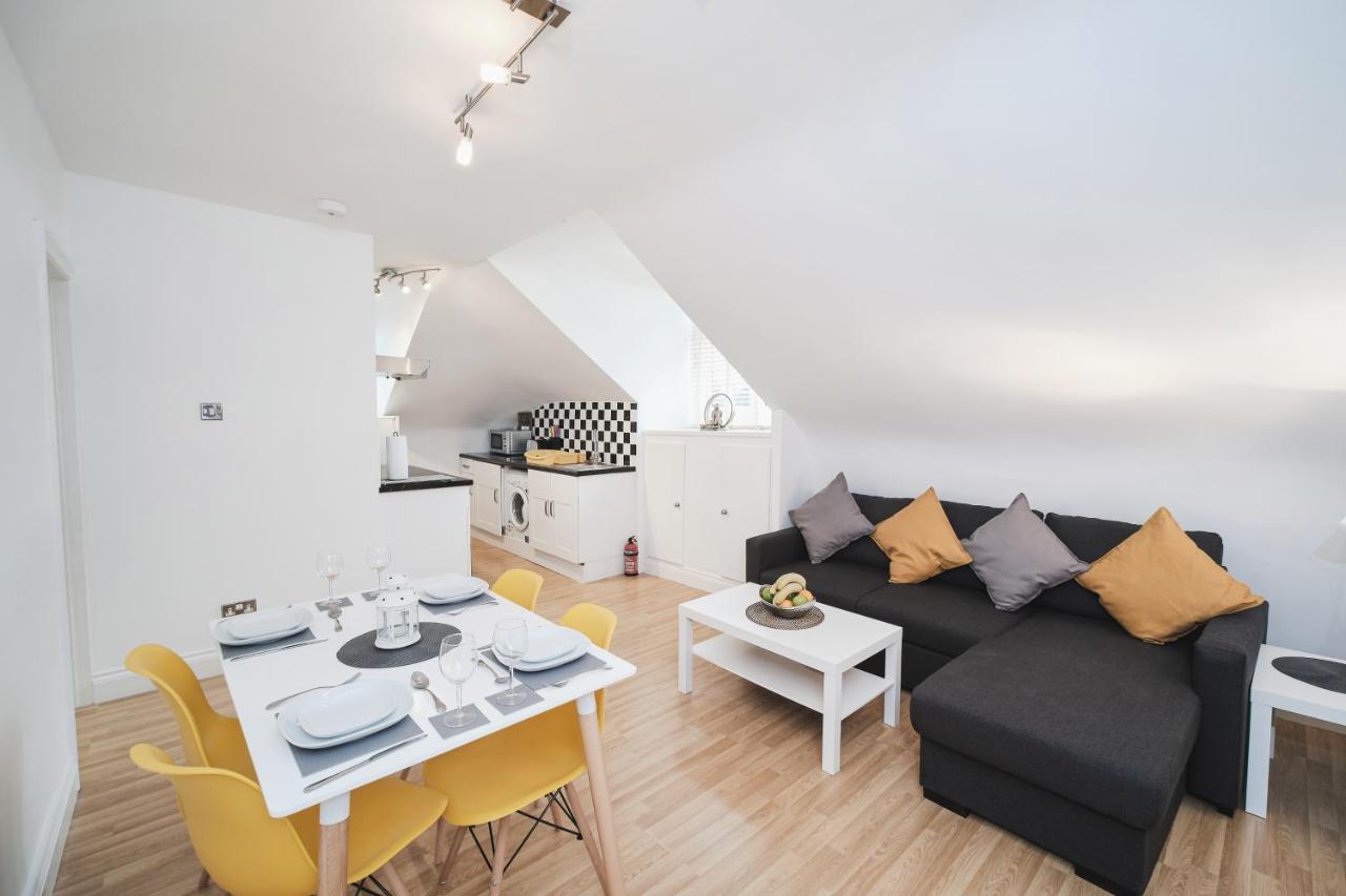 B&B Canterbury - Canterbury 2 Bed Apartment Close to Town CT1 Sleeps 6 - Bed and Breakfast Canterbury