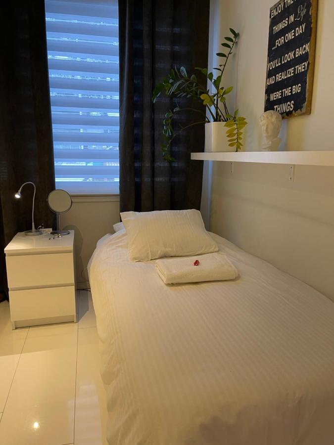 Camera Doppia con Letti Singoli e Bagno in Comune