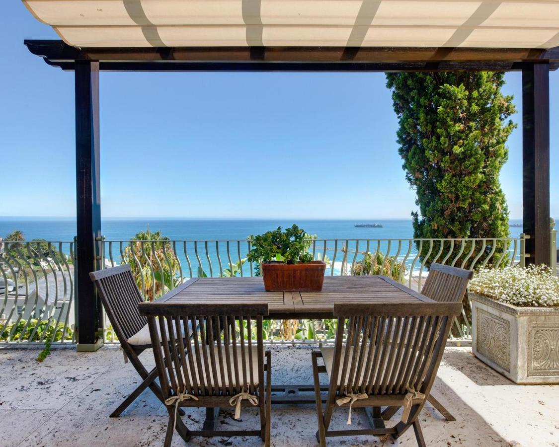 B&B Ciudad del Cabo - Villa del Mar - "Luxurious en-suite bedroom with lounge and stunning sea view balcony in Bantry Bay" - Bed and Breakfast Ciudad del Cabo