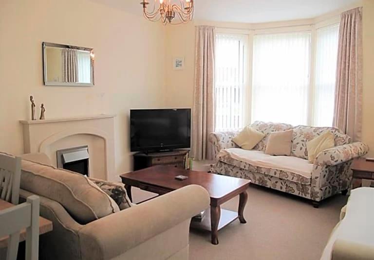 B&B Filey - Jubilee House - 4 bedroom central house - bright and spacious, 2 parking spaces - Bed and Breakfast Filey