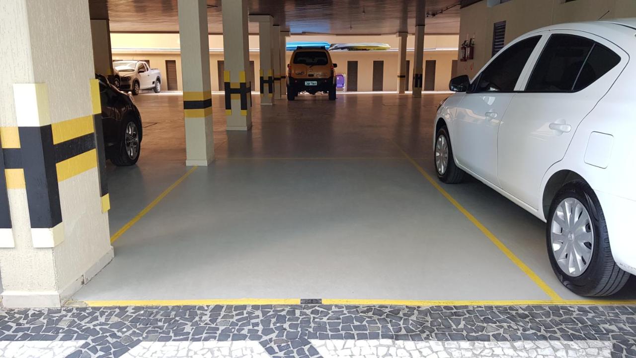 Apto em prédio frente ao mar, Meia Praia Itapema, linda vista, 3 dormitórios - B&B