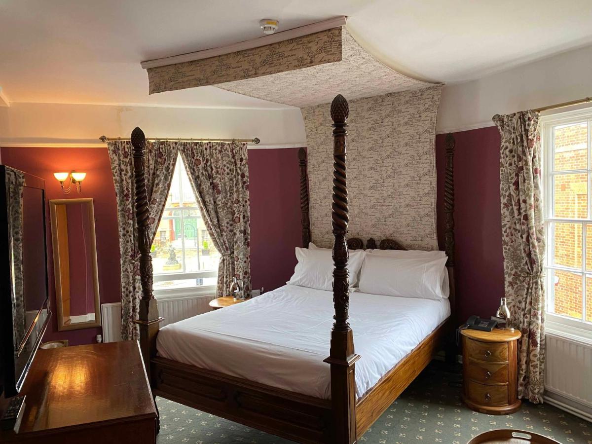 Four Poster Room