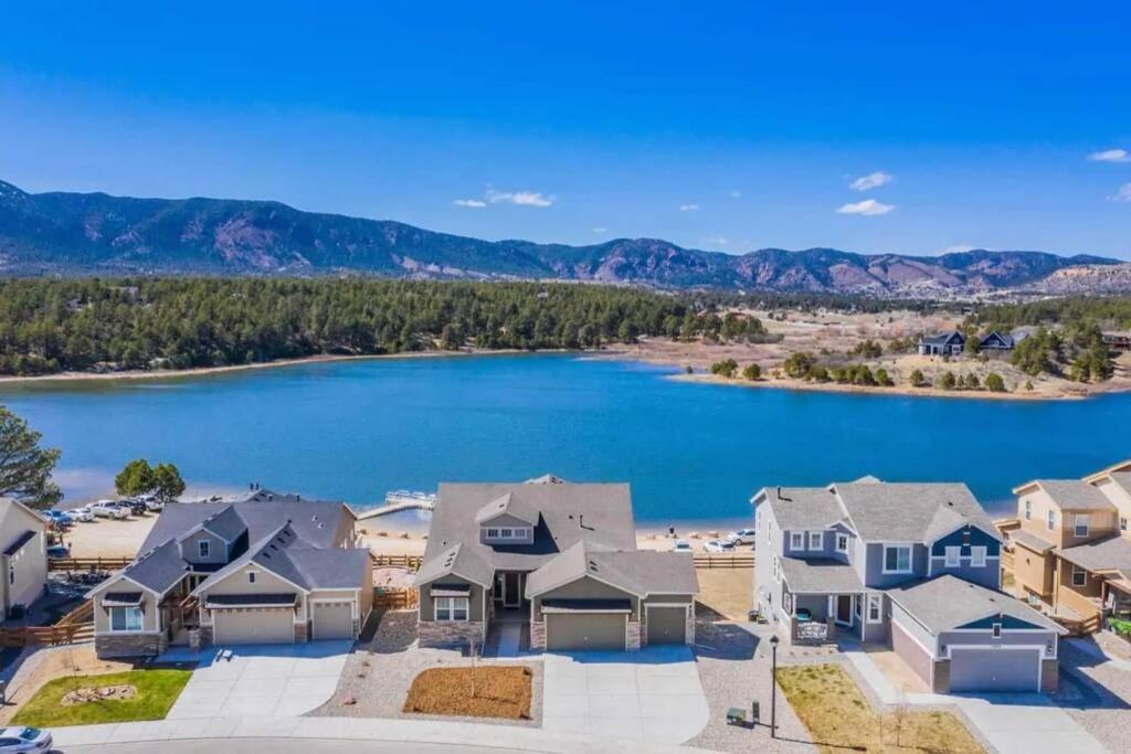 Large Brand-New Home Close to Lake & Mountains - Ferienwohnung