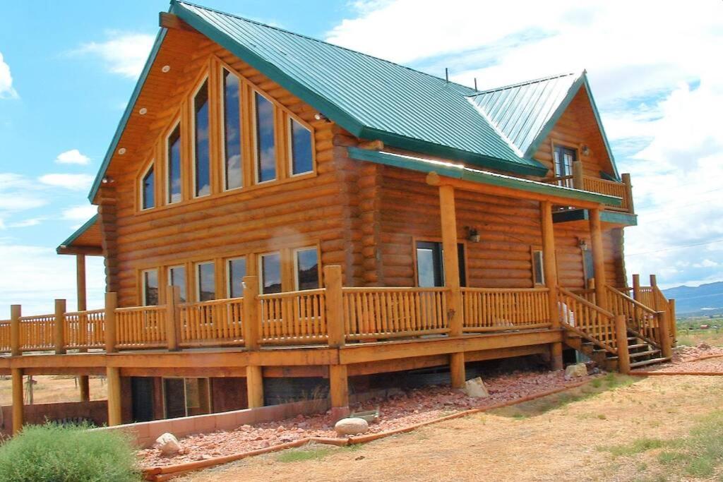 B&B Escalante - Red Rock Ranch Log Cabin: Large, Fully Furnished - Bed and Breakfast Escalante