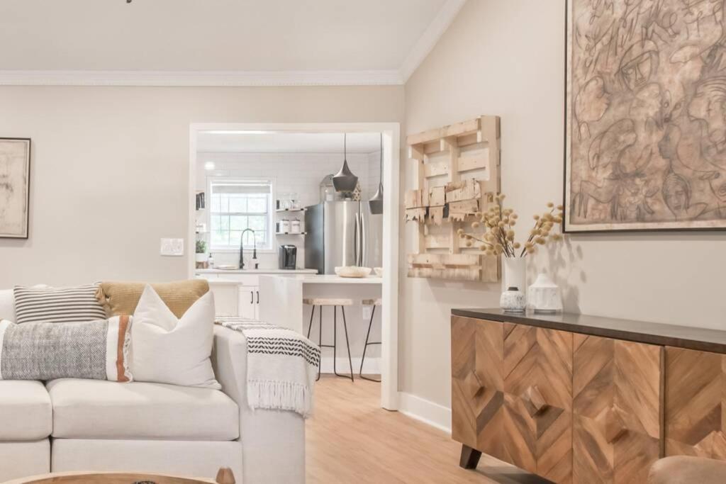 Stylish & Spacious Home Near ATL - Bed and Breakfast