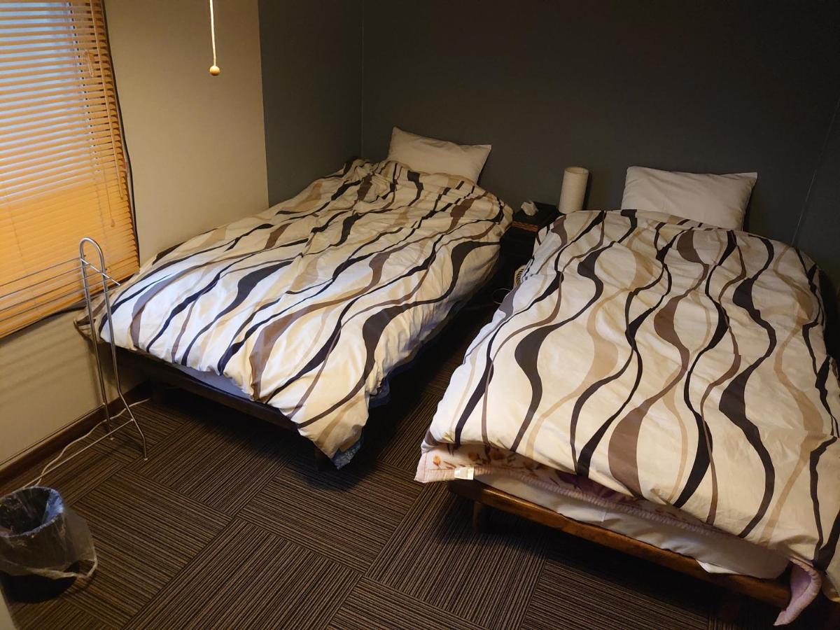 Camera Doppia con Letti Singoli e Bagno in Comune