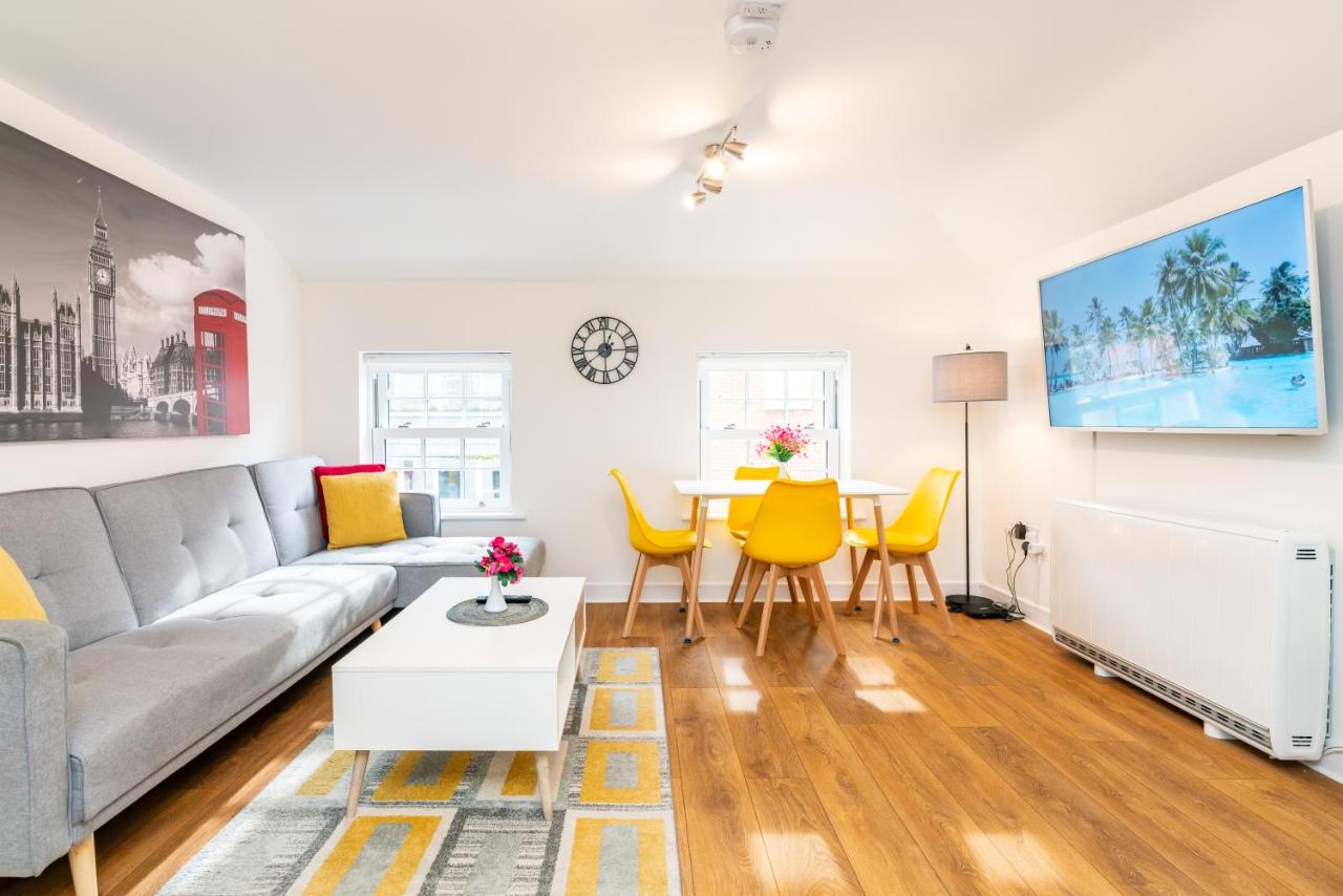 Town Centre - Sleeps 4 - Netflix - Smart TV's By Teza Homes Serviced Accommodations - Chambres d'hôtes Andover