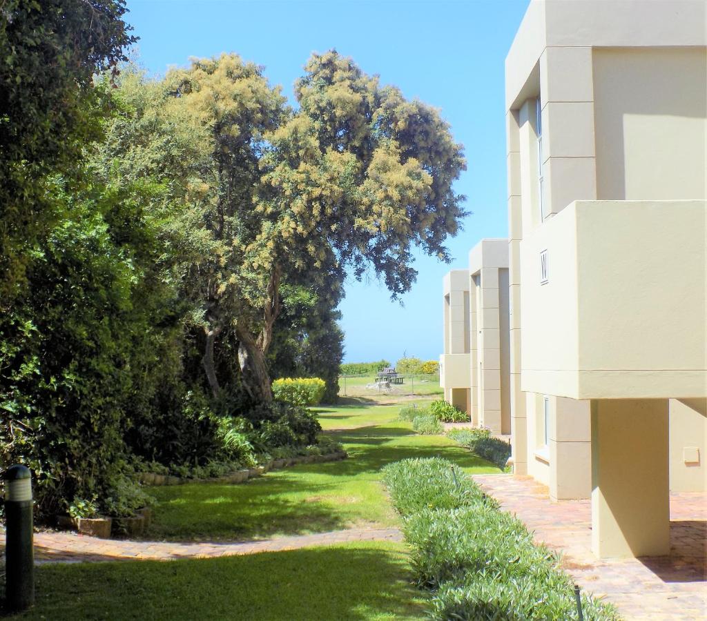 X3 on Goose with Sea View - B&B