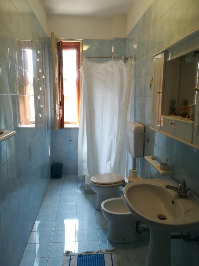Camera Doppia con Letti Singoli e Bagno in Comune