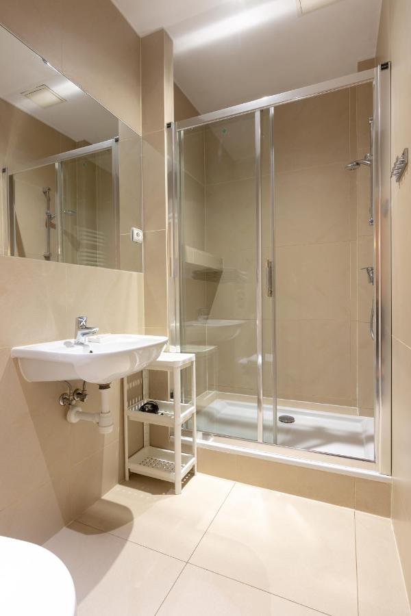 Apartment mit Küchenzeile und Zwischengeschoss