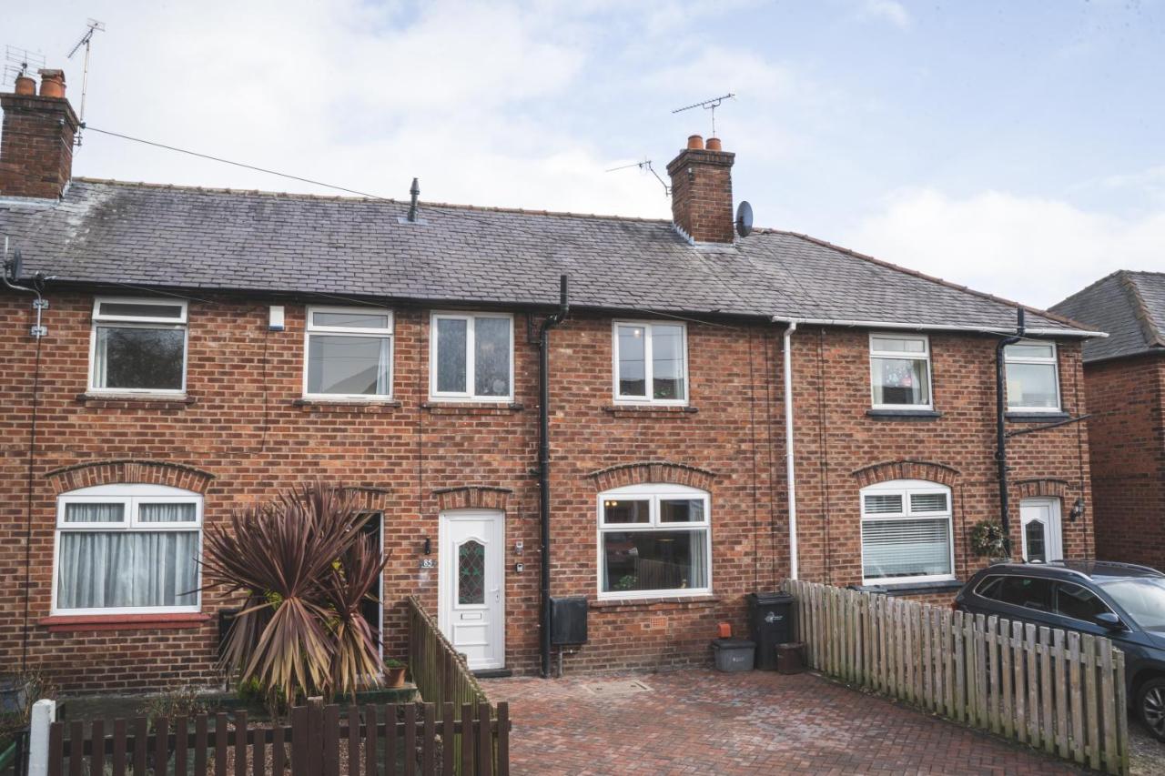 Stunning 3-Bed house in Chester by 53 Degrees Property, ideal for Contractors & Families, FREE Parking - Sleeps 7 - B&B