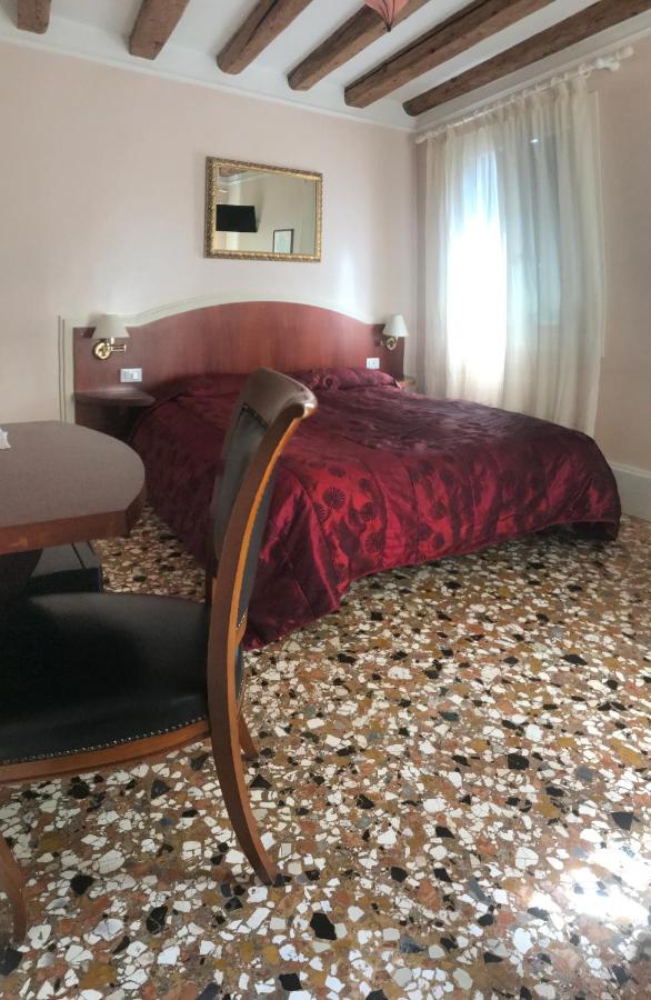 Camera Matrimoniale/Doppia con Letti Singoli con Bagno Privato