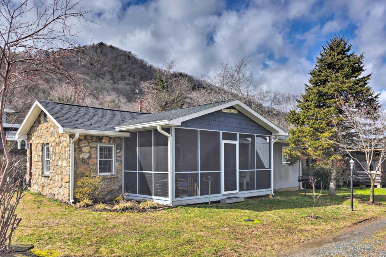 Screened Porch: 'The Rock Cottage' in Hot Springs - Chambres d'hôtes Hot Springs