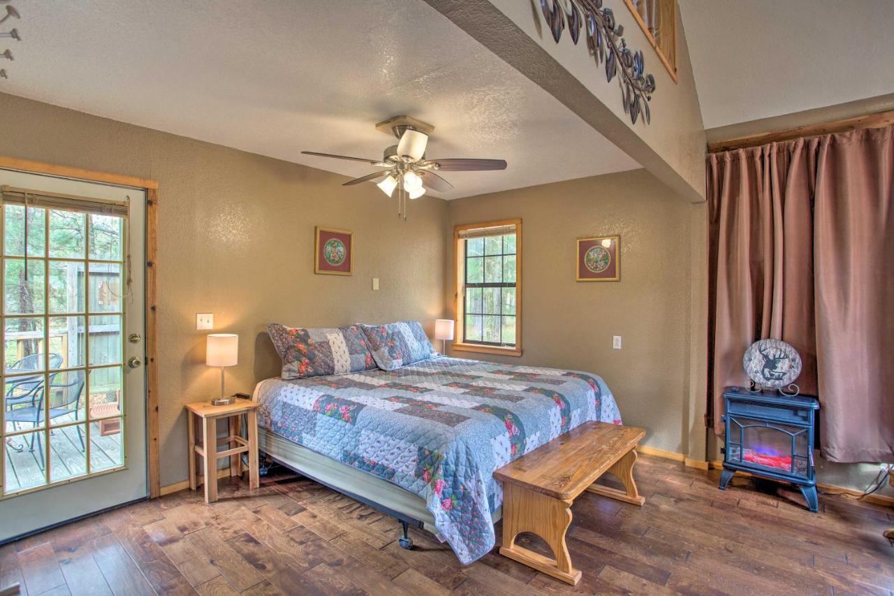 B&B Broken Bow - Peaceful Wild Rose Cabin with Private Hot Tub! - Bed and Breakfast Broken Bow