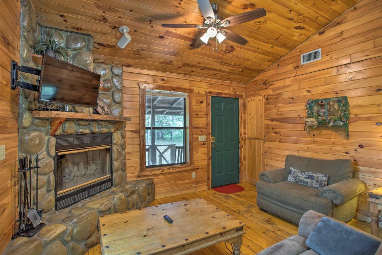 B&B Broken Bow - Cozy Starlight Cabin 6 Miles to Beavers Bend! - Bed and Breakfast Broken Bow