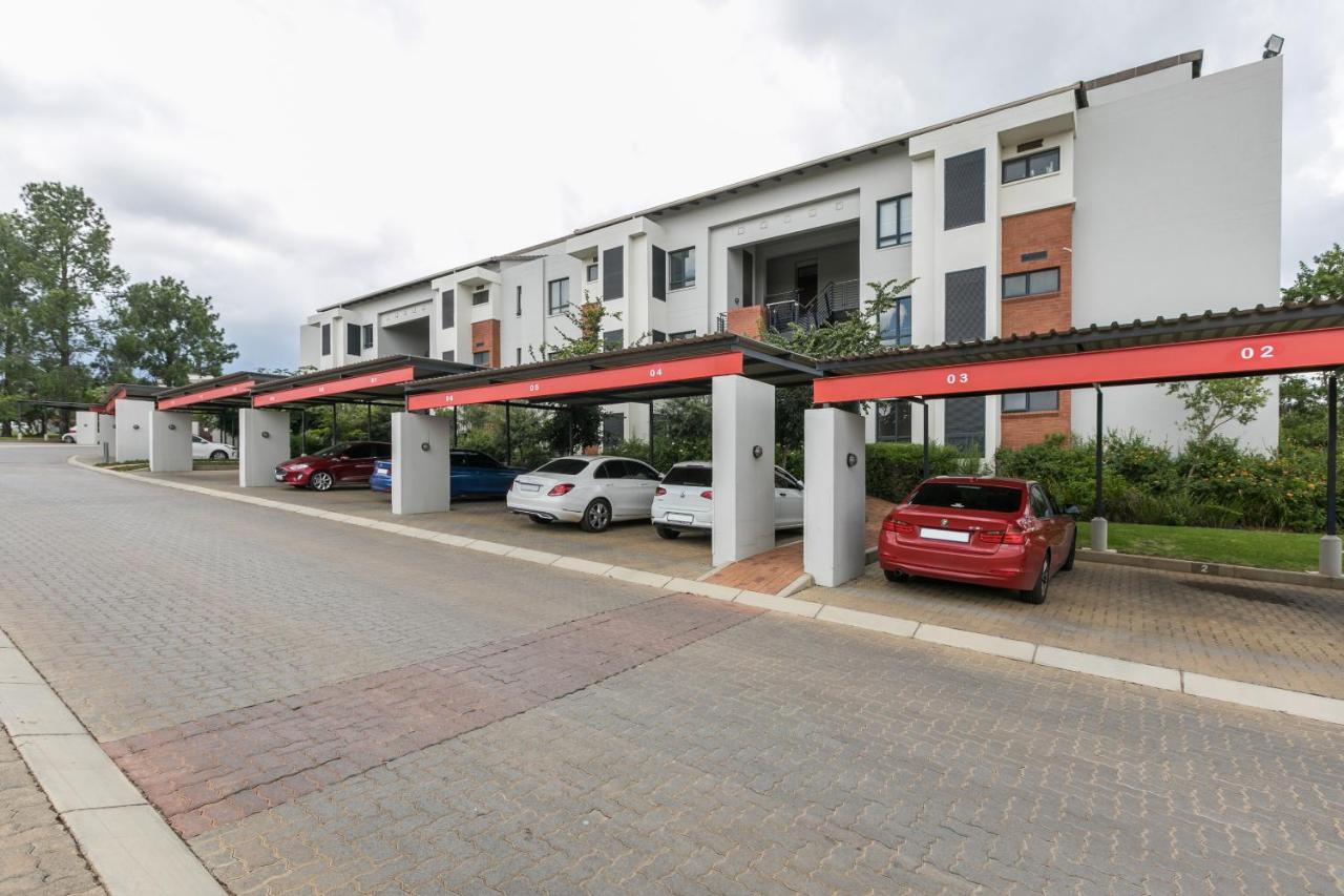 Modern apartment in a secure golf estate.WIFI - B&B Roodepoort