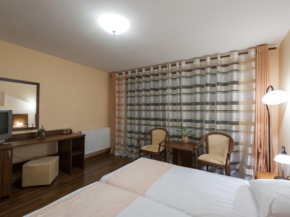 Zweibettzimmer mit Balkon und Bergblick