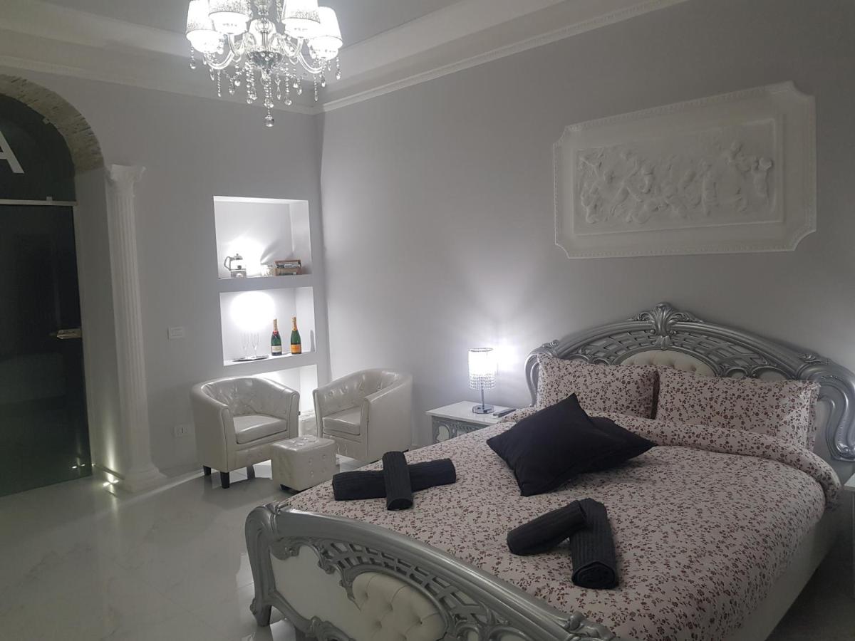 Black & White - B&B