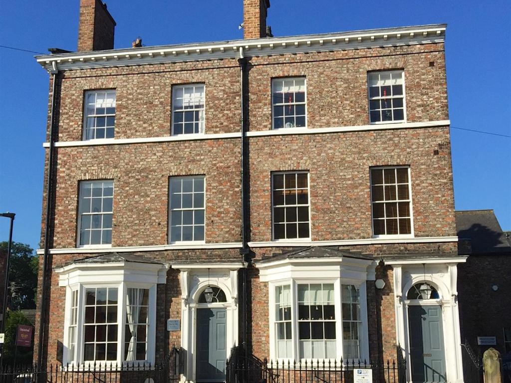 B&B York - Priory House Apartments - Bed and Breakfast York