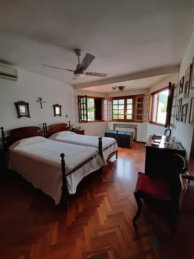 Tweepersoonskamer met 2 Aparte Bedden en Eigen Badkamer