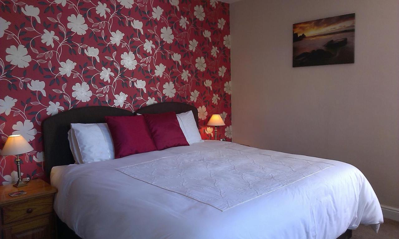 Classic Double or Twin Room with Partial Sea View