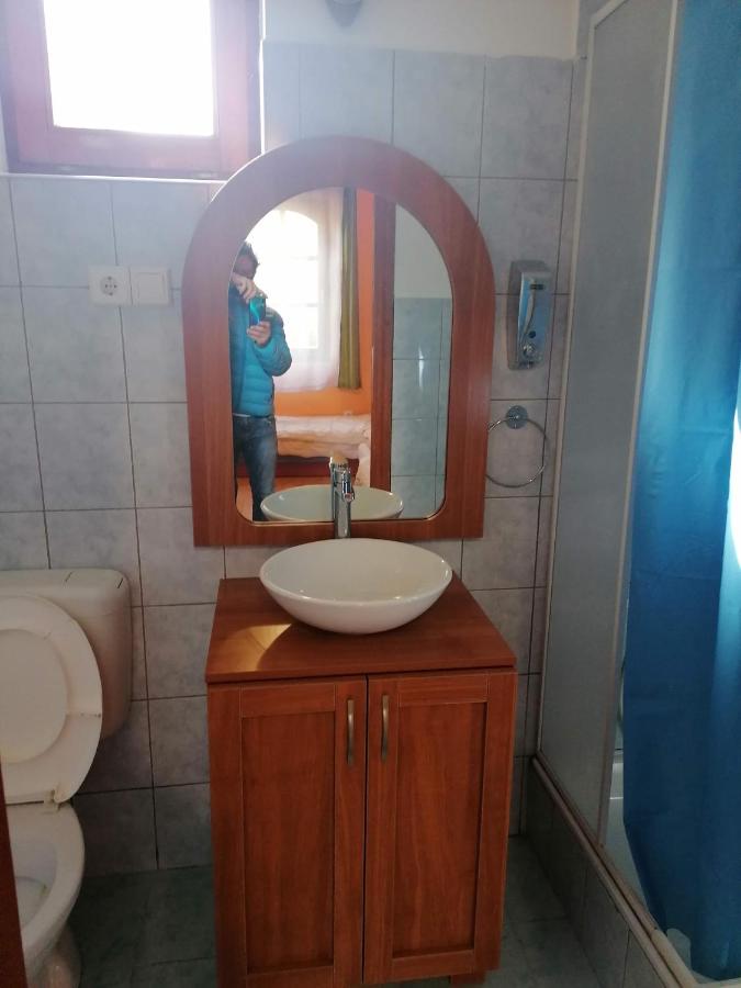 Kleines Zweibettzimmer