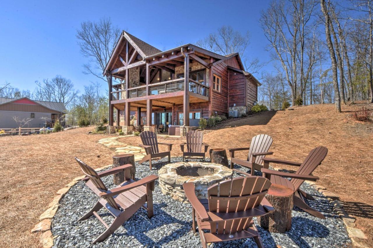 B&B Mineral Bluff - Luxurious Mountain Getaway with Game Room and Hot Tub! - Bed and Breakfast Mineral Bluff