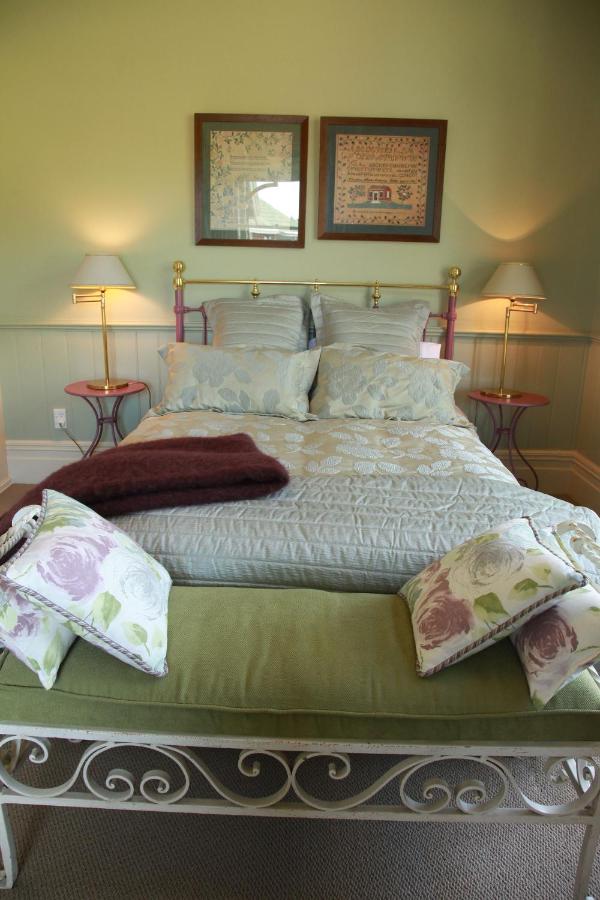 Kamer met Queensize Bed en Uitzicht op de Tuin