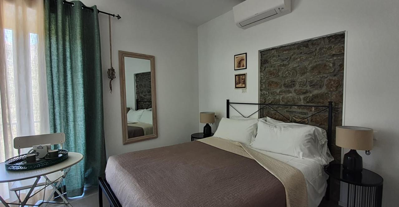 Camera Matrimoniale con Balcone e Vista Mare