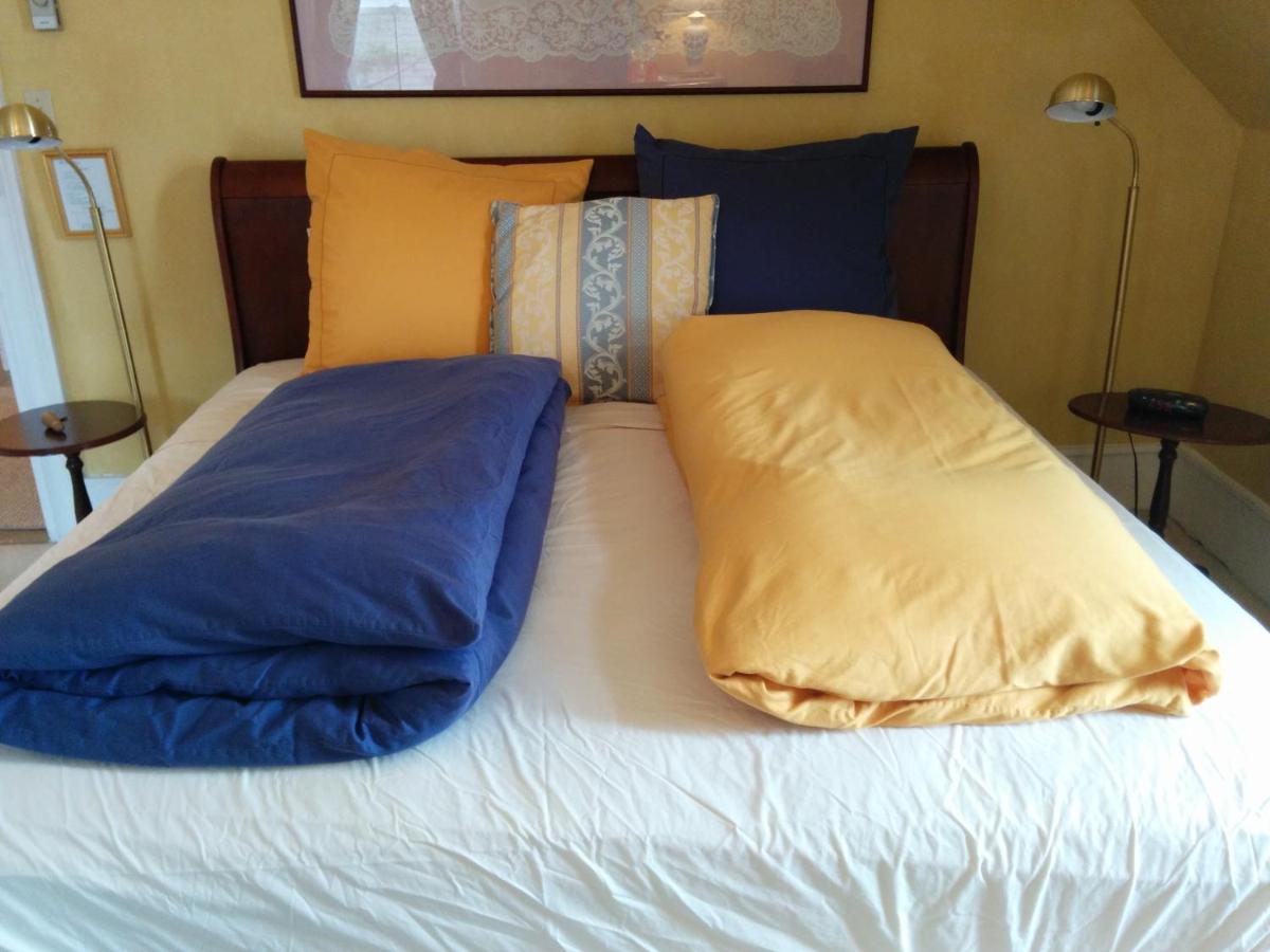 Habitación con cama extragrande y baño privado