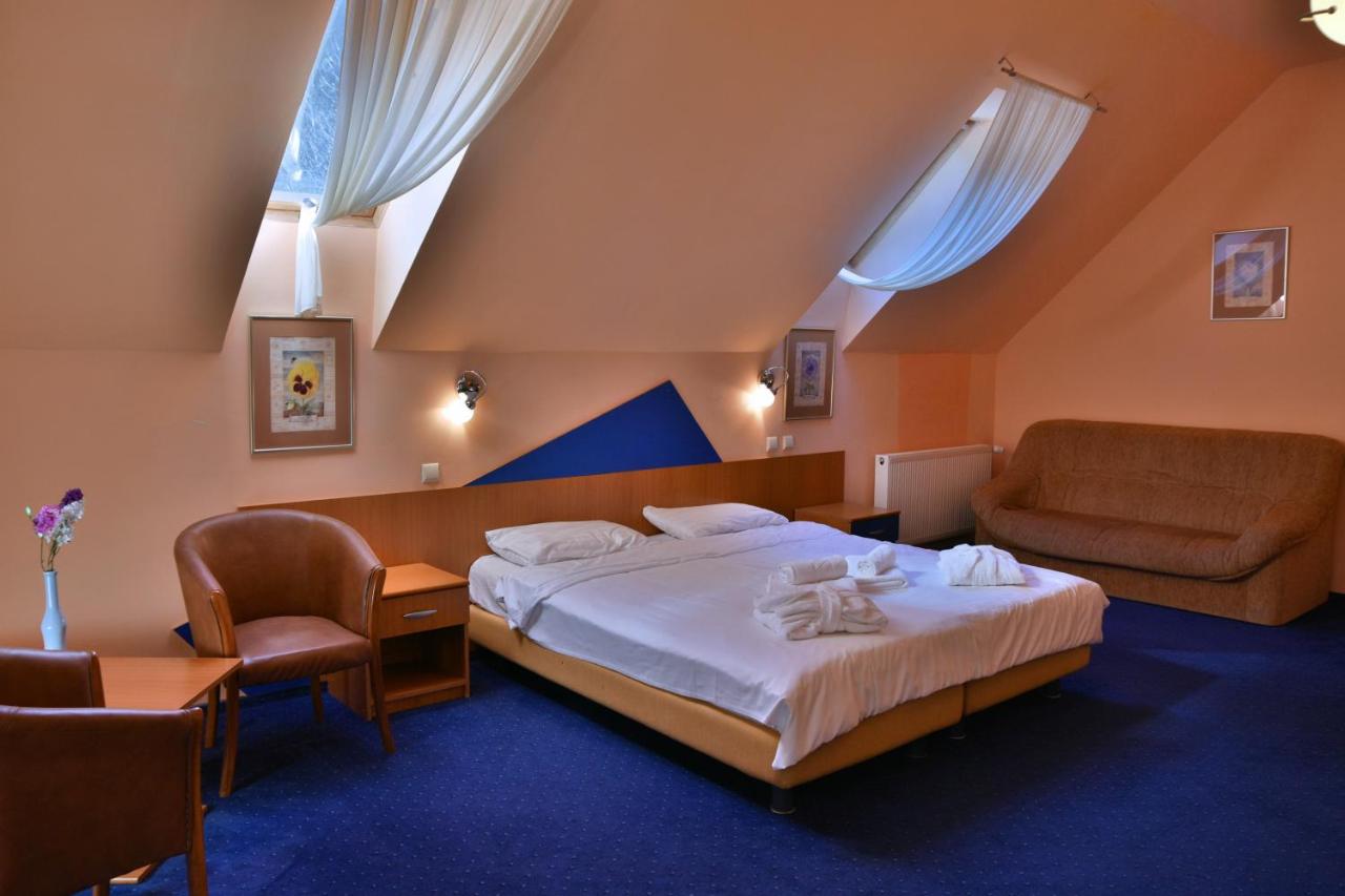 Zimmer mit Kingsize-Bett und Balkon
