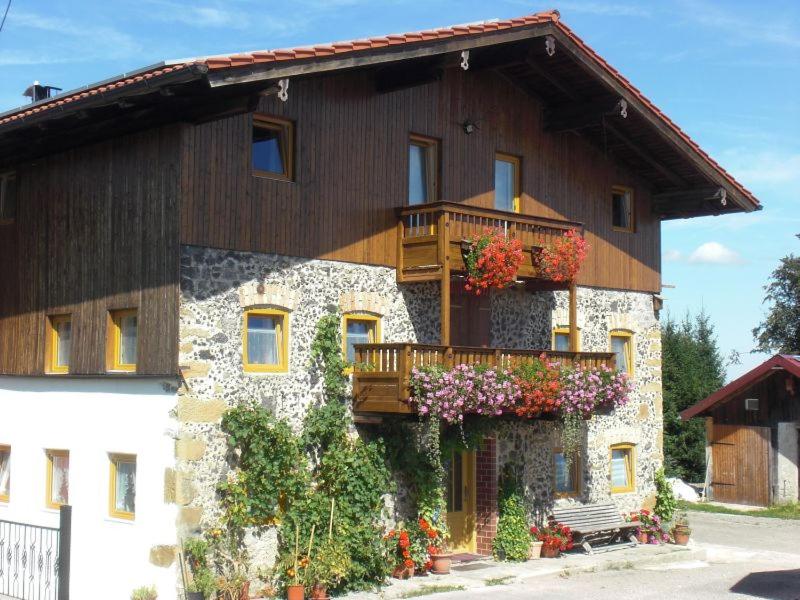 B&B Teisendorf - Ferienwohnungen Esterer - Bed and Breakfast Teisendorf