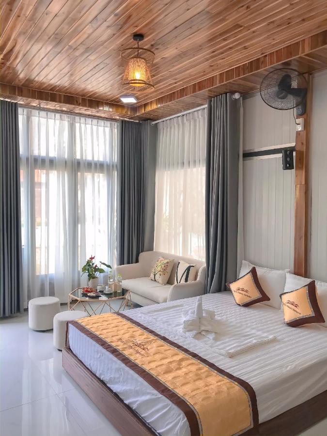Zimmer mit Kingsize-Bett und Seeblick