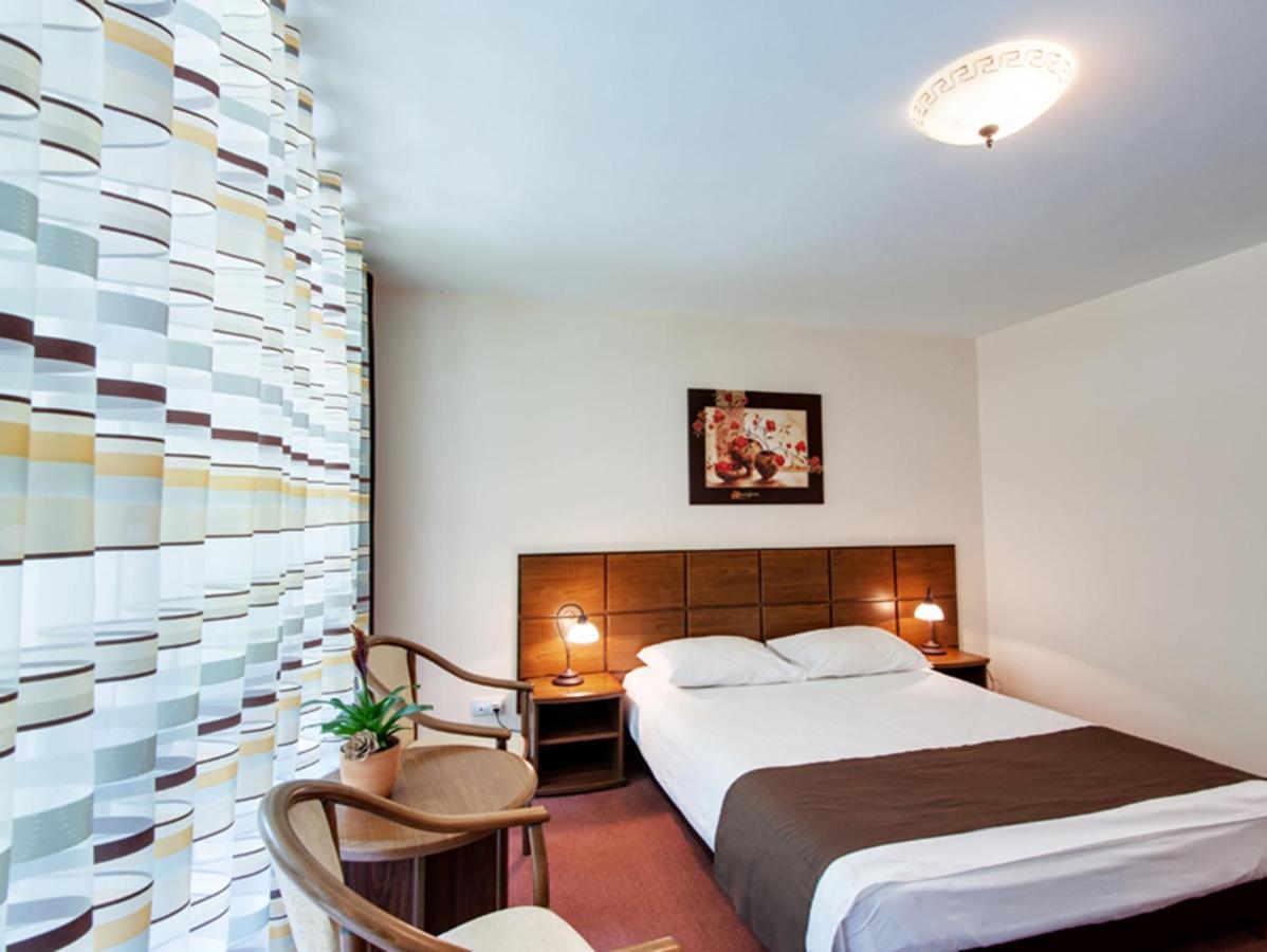 Doppelzimmer mit Balkon und Bergblick