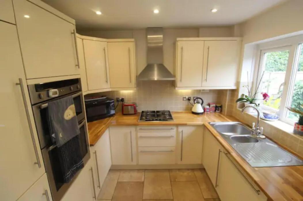 3 Bedroom house-close to Manchester airport-Free parking-private garden - Chambres d'hôtes Sale
