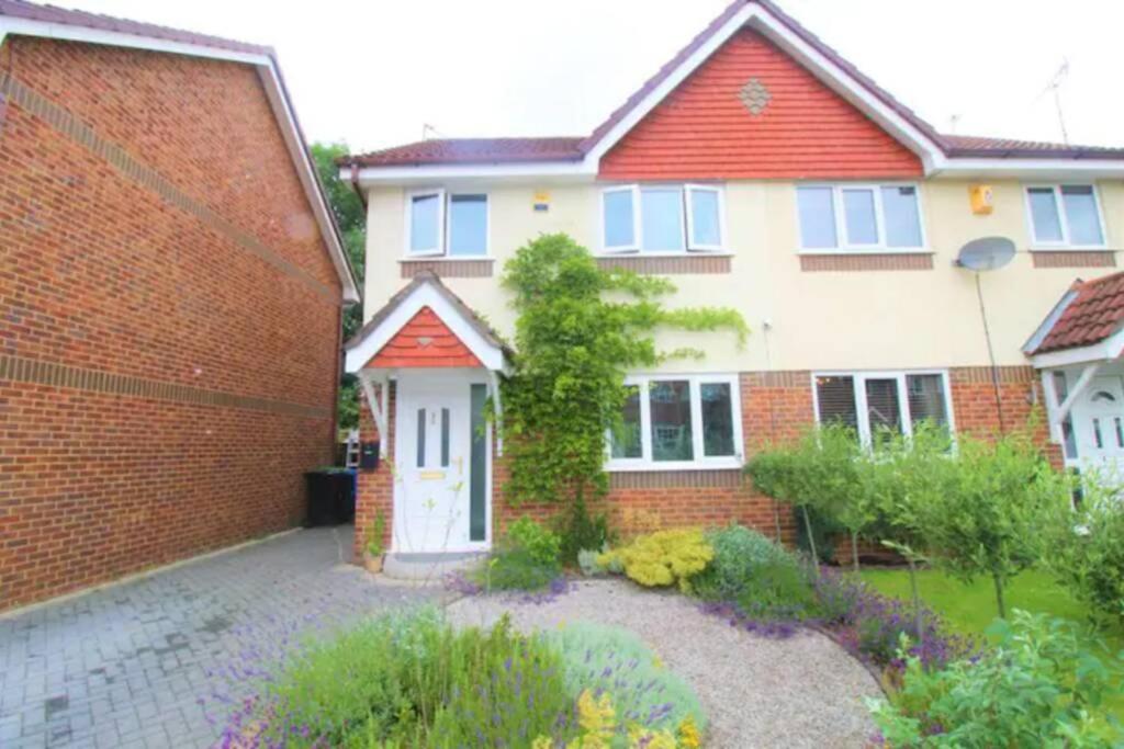 3 Bedroom house-close to Manchester airport-Free parking-private garden - Chambres d'hôtes Sale