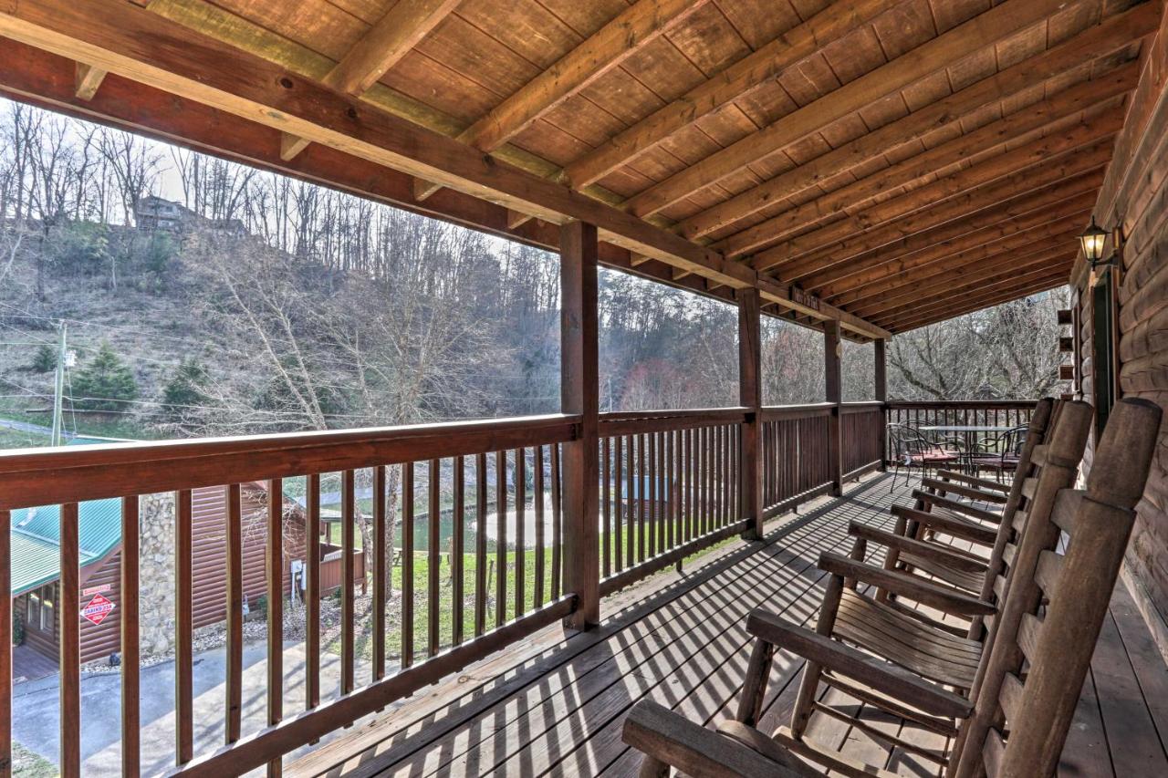 3 Mi to Dollywood Hot Tub Hideaway in Smoky Mtns - B&B
