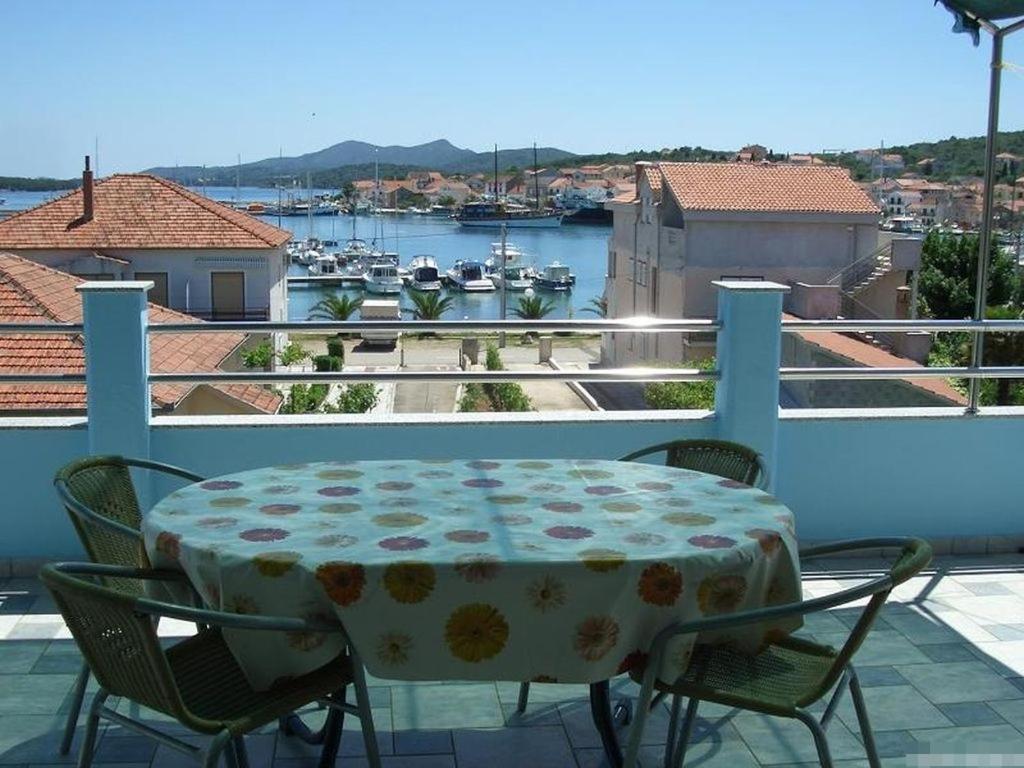 Apartment in Kukljica with sea view, terrace, air conditioning, Wi-Fi (4567-3) - Chambres d'hôtes Kukljica
