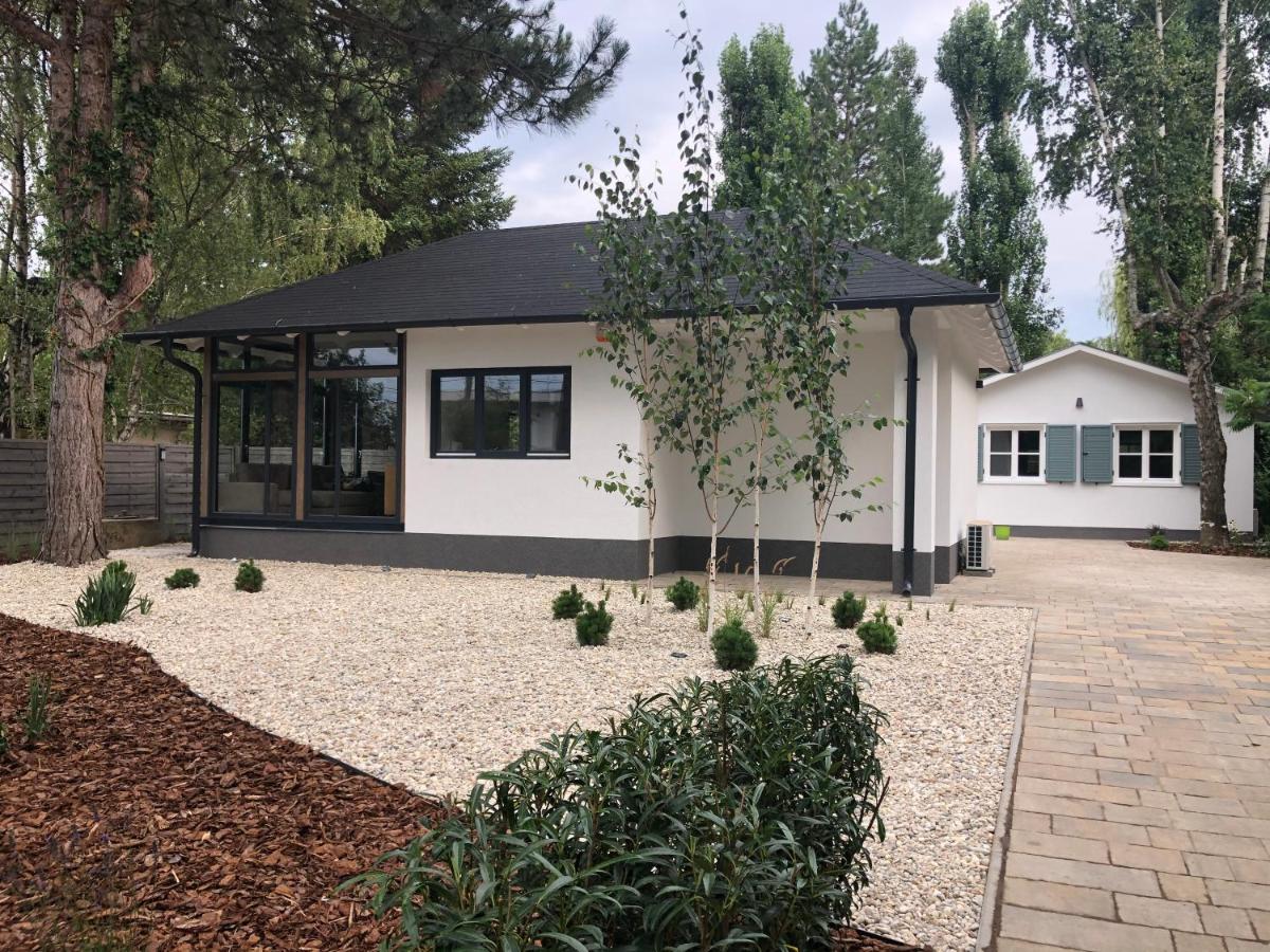 Mókus Apartmanház - B&B Balatonszárszó