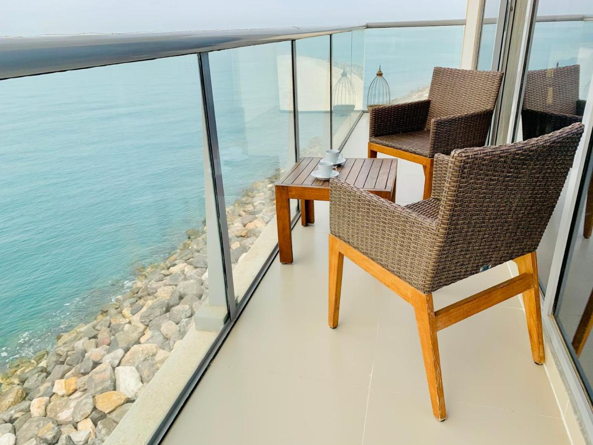B&B Ras Al Khaimah City - Luxurious 2 bedroom Beachfront Apartment - direct seaview - Bed and Breakfast Ras Al Khaimah City