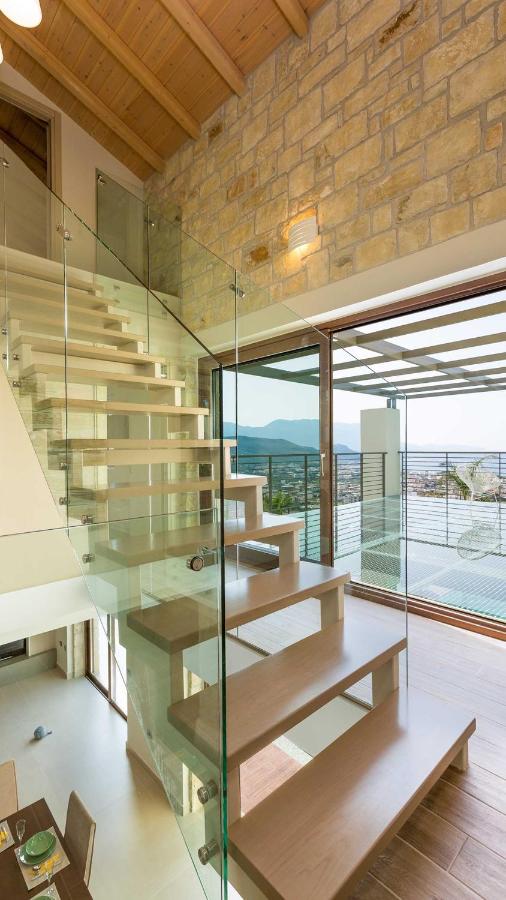 Villa Emilia I Luxury, amazing seaview, next to the town - Chambres d'hôtes Kissamos
