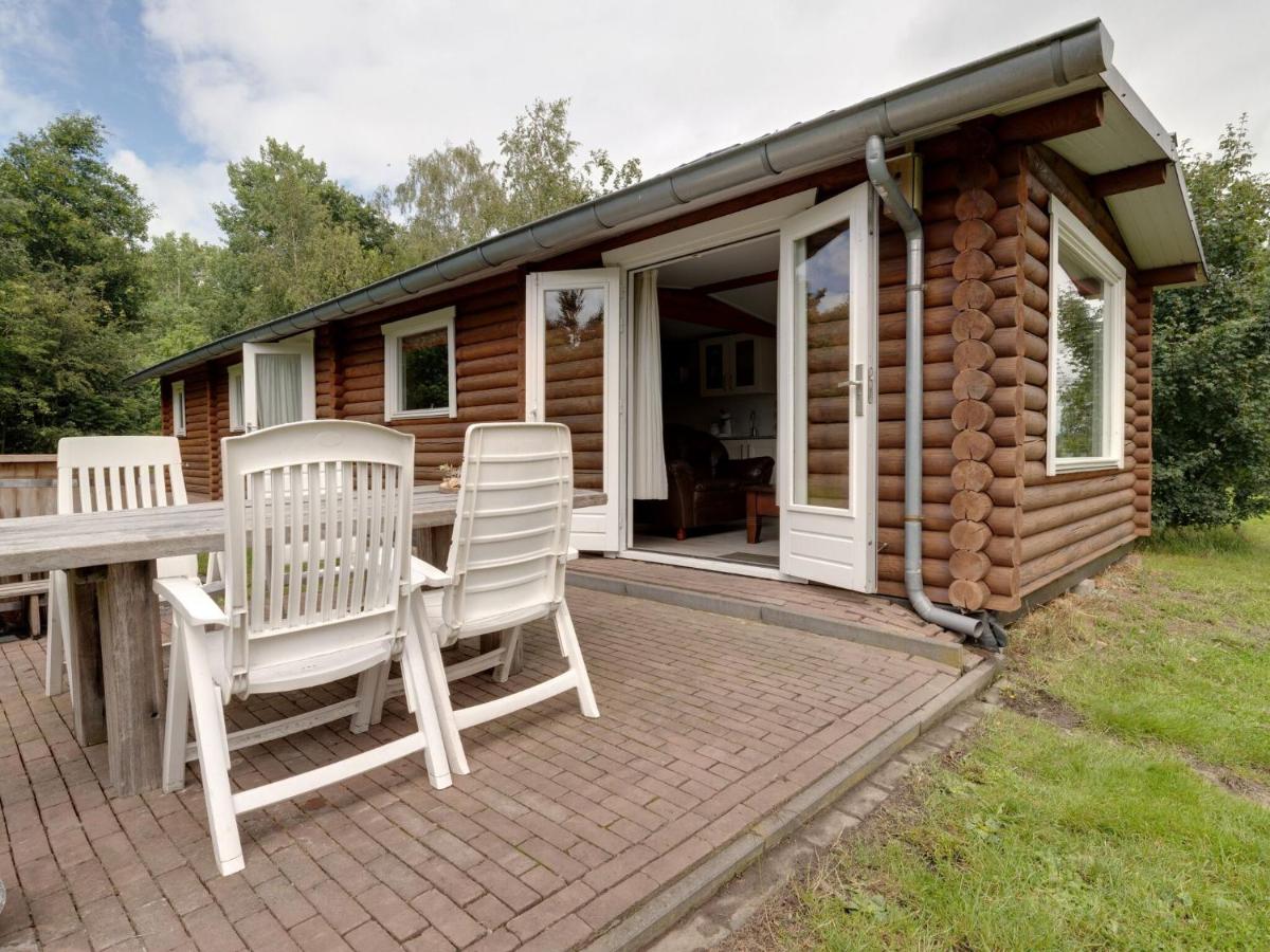 B&B De Kolonie - Wooden tree trunk bungalow at fish pond - Bed and Breakfast De Kolonie