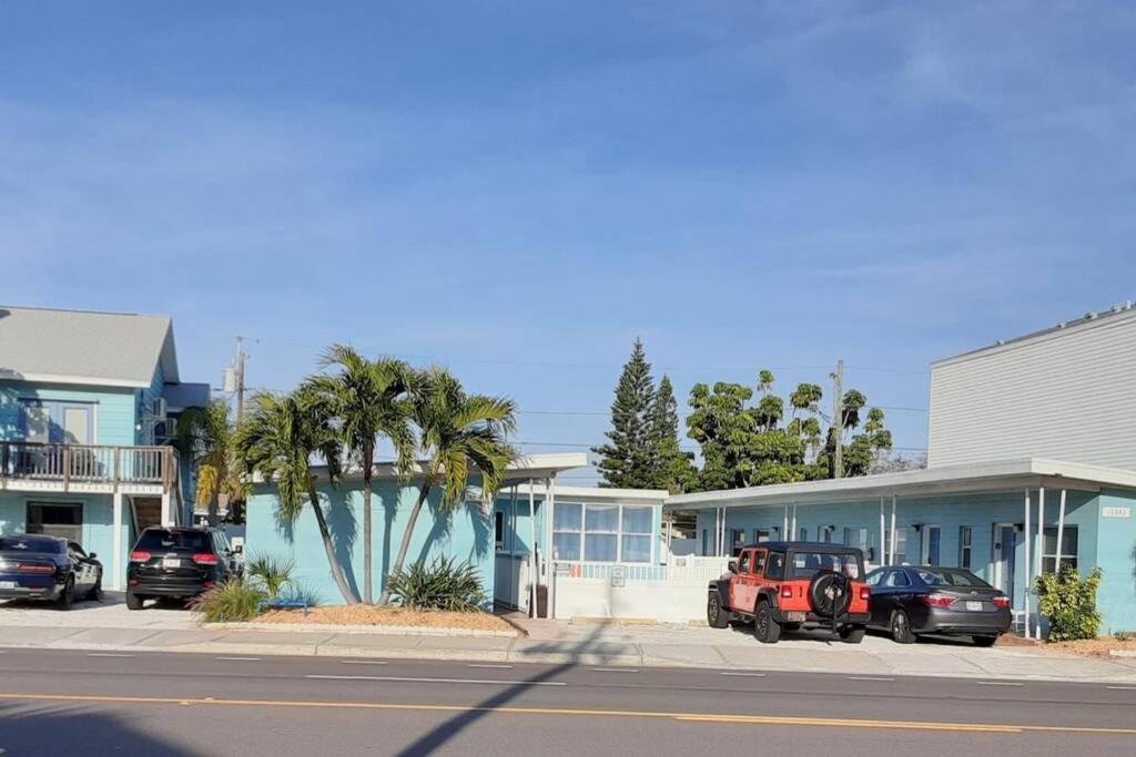 Wave Resort, Studio A2, Beach steps away!Pool+WiFi - Ferienwohnung St. Pete Beach