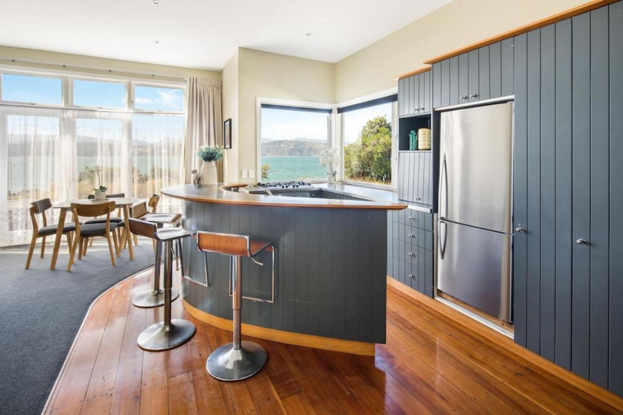 B&B Wellington - Waterfront 2-bed cottage, Karaka Bays - Bed and Breakfast Wellington