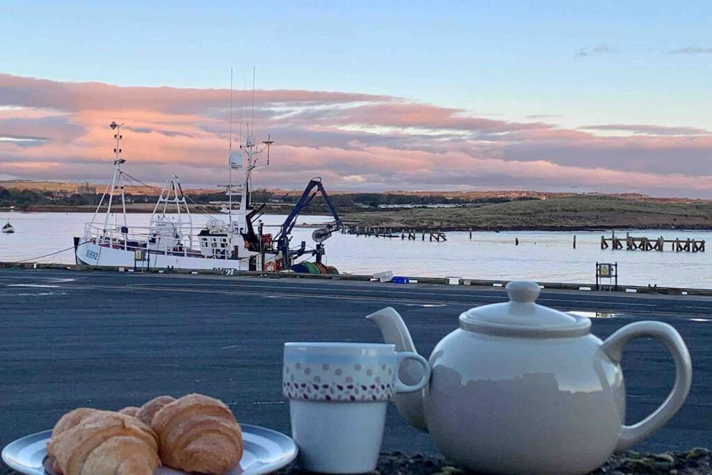 B&B Amble by the Sea - On The Harbour - unrivalled views of Amble's harbour and estuary - Bed and Breakfast Amble by the Sea