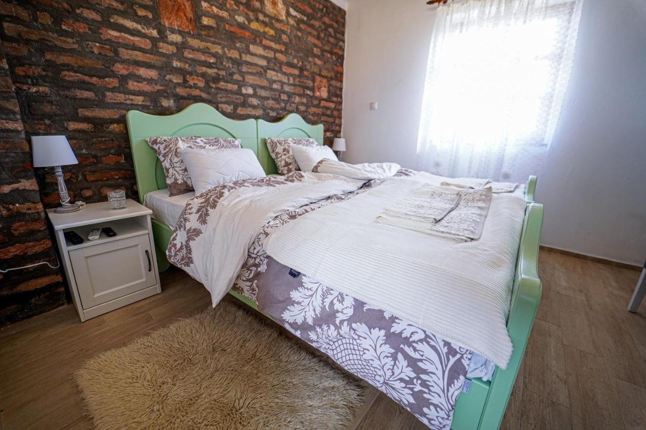 Deluxe Double Room (2 Adults + 1 Child)