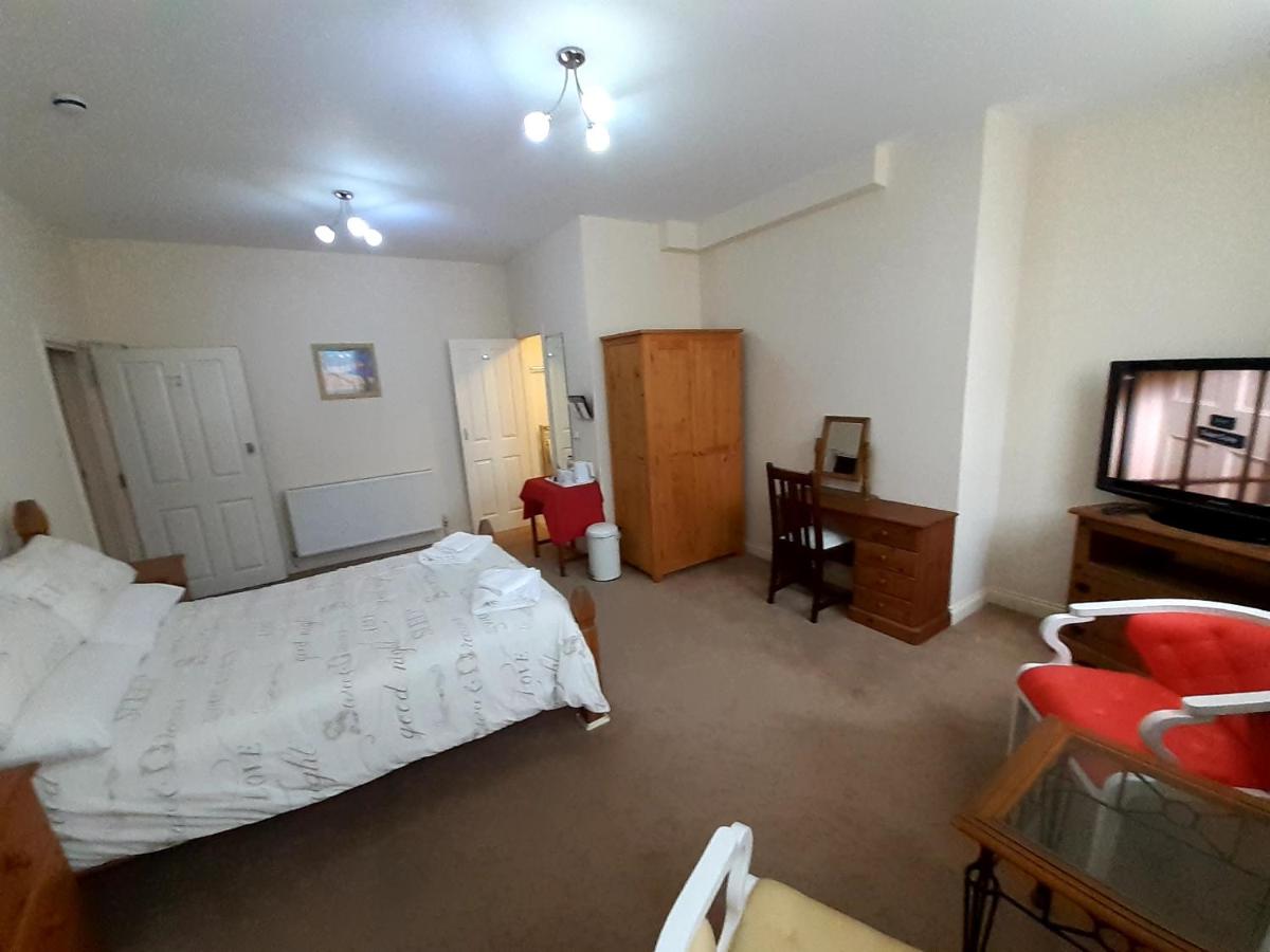 Large Double Room (Lower Ground Floor)